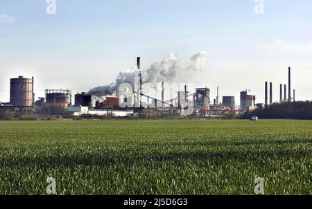 Salzgitter, 12. April 2022 - Blick auf das Stahlwerk der Salzgitter AG. Die Salzgitter AG, Avacon und Linde starten den Betrieb einer industriellen Wasserstoffproduktion auf Basis von Strom aus Windenergie. Mit dem Projekt ''Wind Hydrogen Salzgitter - WindH2'' wird künftig grüner Wasserstoff auf dem Gelände des Huettenwerks produziert. [Automatisierte Übersetzung]' Stockfoto