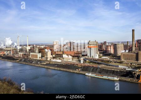 Salzgitter, 12. April 2022 - Blick auf das Stahlwerk der Salzgitter AG. Die Salzgitter AG, Avacon und Linde starten den Betrieb einer industriellen Wasserstoffproduktion auf Basis von Strom aus Windenergie. Mit dem Projekt ''Wind Hydrogen Salzgitter - WindH2'' wird künftig grüner Wasserstoff auf dem Gelände des Huettenwerks produziert. [Automatisierte Übersetzung]' Stockfoto