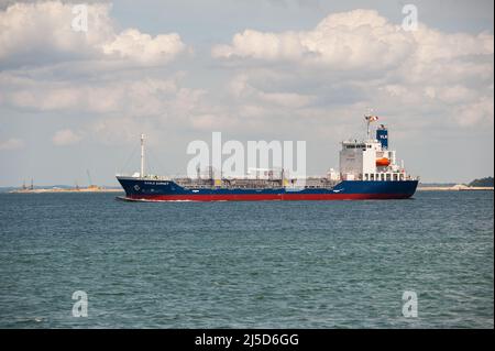 29. November 2021, Singapur, Republik Singapur, Asien - der Chemie- und Öltanker Eagle Garnet fährt am Changi Beach Park an der Küste vorbei. [Automatisierte Übersetzung] Stockfoto