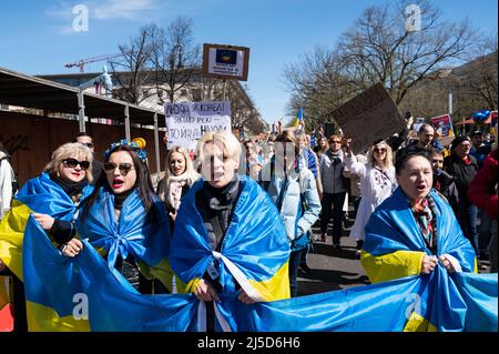 '04/16/2022, Berlin, Deutschland, Europa - ukrainische Frauen protestieren während einer Demonstration unter dem Motto ''Marsch für den wahren Frieden in der Ukraine'' im Rahmen des alternativen Ostermarsches, der sich gegen die russische militärische Aggression in den beiden Kriegen in der Ukraine und in Syrien richtet. Die Demonstranten fordern weitere Sanktionen gegen Russland und mehr Unterstützung durch den Westen in Form von Verteidigungswaffen sowie den sofortigen Boykott von Energieimporten aus Russland wie Öl und Gas. [Automatisierte Übersetzung]' Stockfoto