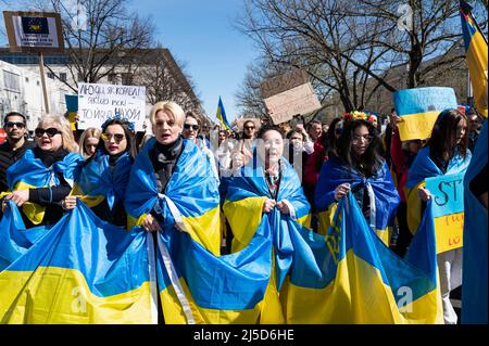 '04/16/2022, Berlin, Deutschland, Europa - ukrainische Frauen protestieren während einer Demonstration unter dem Motto ''Marsch für den wahren Frieden in der Ukraine'' im Rahmen des alternativen Ostermarsches, der sich gegen die russische militärische Aggression in den beiden Kriegen in der Ukraine und in Syrien richtet. Die Demonstranten fordern weitere Sanktionen gegen Russland und mehr Unterstützung durch den Westen in Form von Verteidigungswaffen sowie den sofortigen Boykott von Energieimporten aus Russland wie Öl und Gas. [Automatisierte Übersetzung]' Stockfoto