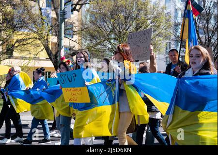 '04/16/2022, Berlin, Deutschland, Europa - ukrainische Frauen protestieren während einer Demonstration unter dem Motto ''Marsch für den wahren Frieden in der Ukraine'' im Rahmen des alternativen Ostermarsches, der sich gegen die russische militärische Aggression in den beiden Kriegen in der Ukraine und in Syrien richtet. Die Demonstranten fordern weitere Sanktionen gegen Russland und mehr Unterstützung durch den Westen in Form von Verteidigungswaffen sowie den sofortigen Boykott von Energieimporten aus Russland wie Öl und Gas. [Automatisierte Übersetzung]' Stockfoto