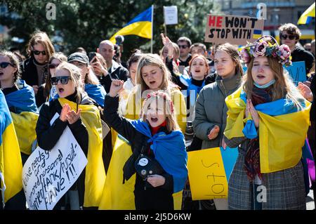 '04/16/2022, Berlin, Deutschland, Europa - Demonstranten protestieren bei der Abschlusskundgebung auf dem Elisabeth-Schwarzhaupt-Platz während einer Demonstration unter dem Motto ''Marsch für den wahren Frieden in der Ukraine'' im Rahmen des alternativen Ostermarsches, der sich gegen die russische militärische Aggression in den beiden Kriegen in der Ukraine und in Syrien richtet. Die Demonstranten fordern weitere Sanktionen gegen Russland und mehr Unterstützung durch den Westen in Form von Verteidigungswaffen sowie den sofortigen Boykott von Energieimporten aus Russland wie Öl und Gas. [Automatisierte Übersetzung]' Stockfoto