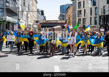 '04/16/2022, Berlin, Deutschland, Europa - Ukrainer und Anhänger protestieren während einer Demonstration unter dem Motto ''Marsch für den wahren Frieden in der Ukraine'' im Rahmen des alternativen Ostermarsches, der sich gegen die russische militärische Aggression in den beiden Kriegen in der Ukraine und in Syrien richtet. Die Demonstranten fordern weitere Sanktionen gegen Russland und mehr Unterstützung durch den Westen in Form von Verteidigungswaffen sowie den sofortigen Boykott von Energieimporten aus Russland wie Öl und Gas. [Automatisierte Übersetzung]' Stockfoto