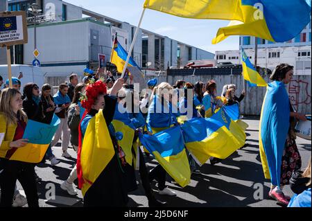 '04/16/2022, Berlin, Deutschland, Europa - Ukrainer und Anhänger protestieren während einer Demonstration unter dem Motto ''Marsch für den wahren Frieden in der Ukraine'' im Rahmen des alternativen Ostermarsches, der sich gegen die russische militärische Aggression in den beiden Kriegen in der Ukraine und in Syrien richtet. Die Demonstranten fordern weitere Sanktionen gegen Russland und mehr Unterstützung durch den Westen in Form von Verteidigungswaffen sowie den sofortigen Boykott von Energieimporten aus Russland wie Öl und Gas. [Automatisierte Übersetzung]' Stockfoto