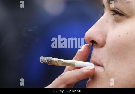 Berlin, 20.04.2020 - Eine Frau raucht bei einer Demonstration am 20,04, dem weltweiten Aktionstag für legalen Marihuanakonsum. Die Dermonstratoren fordern die Legalisierung und sofortige Entkriminalisierung von Cannabiskonsumenten in Deutschland. [Automatisierte Übersetzung] Stockfoto