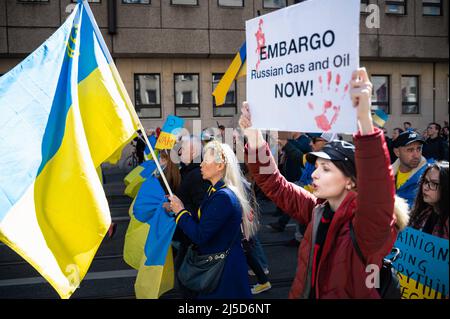 '04/16/2022, Berlin, Deutschland, Europa - ukrainische Frauen protestieren während einer Demonstration unter dem Motto ''Marsch für den wahren Frieden in der Ukraine'' im Rahmen des alternativen Ostermarsches, der sich gegen die russische militärische Aggression in den beiden Kriegen in der Ukraine und in Syrien richtet. Die Demonstranten fordern weitere Sanktionen gegen Russland und mehr Unterstützung durch den Westen in Form von Verteidigungswaffen sowie den sofortigen Boykott von Energieimporten aus Russland wie Öl und Gas. [Automatisierte Übersetzung]' Stockfoto