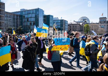 '04/16/2022, Berlin, Deutschland, Europa - Ukrainer und Anhänger protestieren während einer Demonstration unter dem Motto ''Marsch für den wahren Frieden in der Ukraine'' im Rahmen des alternativen Ostermarsches, der sich gegen die russische militärische Aggression in den beiden Kriegen in der Ukraine und in Syrien richtet. Die Demonstranten fordern weitere Sanktionen gegen Russland und mehr Unterstützung durch den Westen in Form von Verteidigungswaffen sowie den sofortigen Boykott von Energieimporten aus Russland wie Öl und Gas. [Automatisierte Übersetzung]' Stockfoto