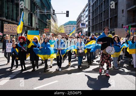 '04/16/2022, Berlin, Deutschland, Europa - Ukrainer und Anhänger protestieren während einer Demonstration unter dem Motto ''Marsch für den wahren Frieden in der Ukraine'' im Rahmen des alternativen Ostermarsches, der sich gegen die russische militärische Aggression in den beiden Kriegen in der Ukraine und in Syrien richtet. Die Demonstranten fordern weitere Sanktionen gegen Russland und mehr Unterstützung durch den Westen in Form von Verteidigungswaffen sowie den sofortigen Boykott von Energieimporten aus Russland wie Öl und Gas. [Automatisierte Übersetzung]' Stockfoto