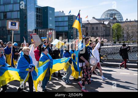 '04/16/2022, Berlin, Deutschland, Europa - Ukrainer und Anhänger protestieren während einer Demonstration unter dem Motto ''Marsch für den wahren Frieden in der Ukraine'' im Rahmen des alternativen Ostermarsches, der sich gegen die russische militärische Aggression in den beiden Kriegen in der Ukraine und in Syrien richtet. Die Demonstranten fordern weitere Sanktionen gegen Russland und mehr Unterstützung durch den Westen in Form von Verteidigungswaffen sowie den sofortigen Boykott von Energieimporten aus Russland wie Öl und Gas. [Automatisierte Übersetzung]' Stockfoto