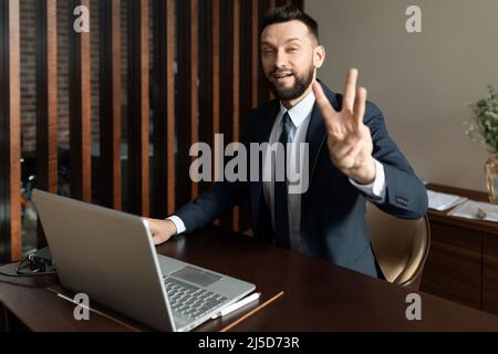 Ein Verkäufer in einem Blumen- und Souvenirladen bietet dem Käufer an, mit einer Bankkarte über ein mobiles Zahlungsterminal zu bezahlen Stockfoto