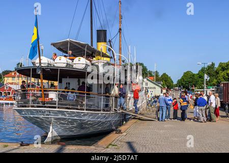 Passagiere stehen an Bord eines alten Dampfschiffes im Hafen von Hjo, Schweden Stockfoto