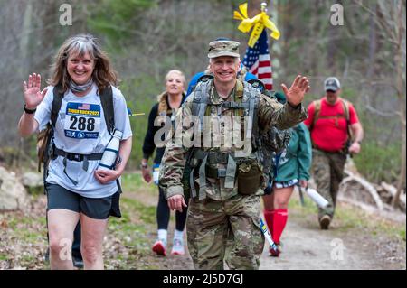 Harter Ruck-Marathon, Veranstaltung mit Militär, Ersthelfern und Zivilisten, die an der Ehrung gefallener Dienstmitglieder, Polizei, Feuerwehrleute und EMTs teilnehmen. Stockfoto