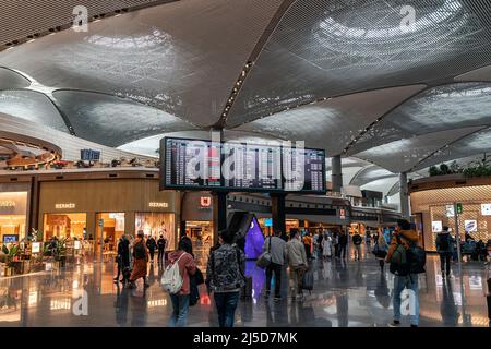 Istanbul, Türkei. 21. April 2022. Allgemeiner Blick auf den Internationalen Flughafen Istanbul während des Heiligen Monats Ramadan. Der Flughafen ist anlässlich des Ramadan schön dekoriert. Duty Free Geschäfte sind voll mit traditonellen türkischen Süßigkeiten wie Rahat Lokum bekannt als Turkish Delight, Halva, Souvenirs einschließlich Teppiche für Gebete und Shishas (Foto von Lev Radin/Pacific Press) Quelle: Pacific Press Media Production Corp./Alamy Live News Stockfoto