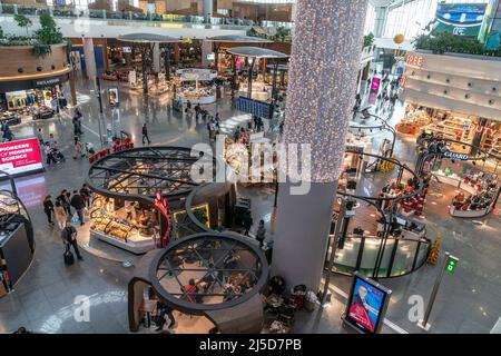 Istanbul, Türkei. 21. April 2022. Allgemeiner Blick auf den Internationalen Flughafen Istanbul während des Heiligen Monats Ramadan. Der Flughafen ist anlässlich des Ramadan schön dekoriert. Duty Free Geschäfte sind voll mit traditonellen türkischen Süßigkeiten wie Rahat Lokum bekannt als Turkish Delight, Halva, Souvenirs einschließlich Teppiche für Gebete und Shishas (Foto von Lev Radin/Pacific Press) Quelle: Pacific Press Media Production Corp./Alamy Live News Stockfoto