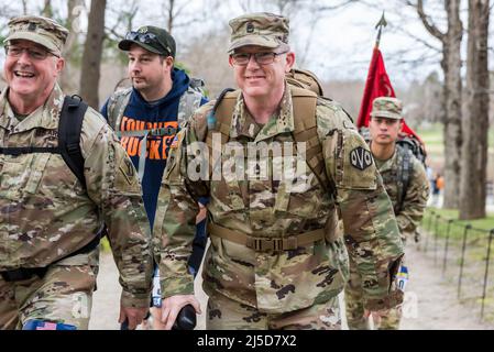 Harter Ruck-Marathon, Veranstaltung mit Militär, Ersthelfern und Zivilisten, die an der Ehrung gefallener Dienstmitglieder, Polizei, Feuerwehrleute und EMTs teilnehmen. Stockfoto