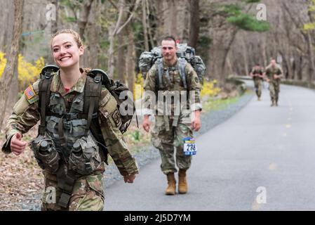 Harter Ruck-Marathon, Veranstaltung mit Militär, Ersthelfern und Zivilisten, die an der Ehrung gefallener Dienstmitglieder, Polizei, Feuerwehrleute und EMTs teilnehmen. Stockfoto