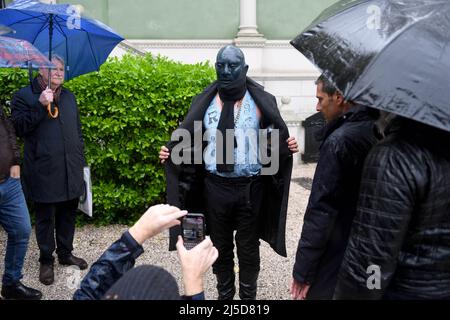 Venedig, Italien. 22. April 2022. Der maskierte ukrainische Schauspieler Alexey Judnikov gibt vor der Kunstbiennale 59. eine Performance vor dem russischen Pavillon. Kulturschaffende haben vor Ort gegen den Krieg in der Ukraine protestiert. Quelle: Felix Hörhager/dpa/Alamy Live News Stockfoto