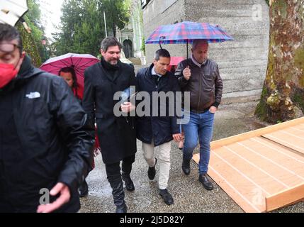 Venedig, Italien. 22. April 2022. Der maskierte ukrainische Schauspieler Alexey Judnikov (3. von rechts) verlässt nach seiner Performance den russischen Pavillon auf der Kunstbiennale 59.. Kulturarbeiter protestierten mit den Gründen gegen den Krieg in der Ukraine. Quelle: Felix Hörhager/dpa/Alamy Live News Stockfoto