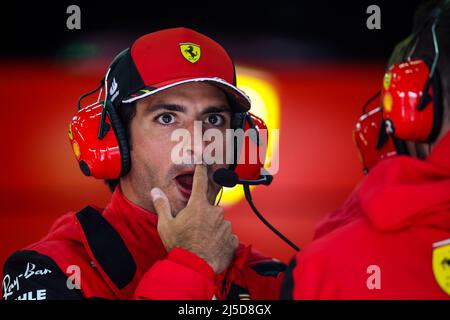 Imola, Italien. 22. April 2022. SAINZ Carlos (Spa), Scuderia Ferrari F1-75, Portrait während des Formel 1 Grand Premio del Made in Italy e dell'Emilia-Romagna 2022, 4. Runde der FIA Formel 1 Weltmeisterschaft 2022, auf dem Imola Circuit, vom 22. Bis 24. April 2022 in Imola, Italien - Foto Florent Gooden / DPPI Kredit: DPPI Media/Alamy Live News Stockfoto