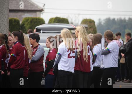 Trauernde nehmen am Freitag an der Beerdigung des jungen GAA-Camogiespielers im Co Galway Teil. Kate Moran, 20, aus dem Dorf Monivea, wurde am Montag beim Spielen für den Arenry Camogie Club tödlich verletzt und starb am Dienstag im Krankenhaus. Stockfoto