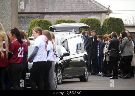 Trauernde nehmen am Freitag an der Beerdigung des jungen GAA-Camogiespielers im Co Galway Teil. Kate Moran, 20, aus dem Dorf Monivea, wurde am Montag beim Spielen für den Arenry Camogie Club tödlich verletzt und starb am Dienstag im Krankenhaus. Stockfoto