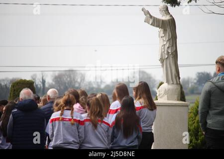 Trauernde nehmen am Freitag an der Beerdigung des jungen GAA-Camogiespielers im Co Galway Teil. Kate Moran, 20, aus dem Dorf Monivea, wurde am Montag beim Spielen für den Arenry Camogie Club tödlich verletzt und starb am Dienstag im Krankenhaus. Stockfoto