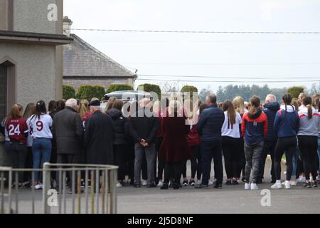 Trauernde nehmen am Freitag an der Beerdigung des jungen GAA-Camogiespielers im Co Galway Teil. Kate Moran, 20, aus dem Dorf Monivea, wurde am Montag beim Spielen für den Arenry Camogie Club tödlich verletzt und starb am Dienstag im Krankenhaus. Stockfoto