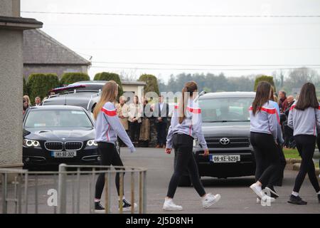 Trauernde nehmen am Freitag an der Beerdigung des jungen GAA-Camogiespielers im Co Galway Teil. Kate Moran, 20, aus dem Dorf Monivea, wurde am Montag beim Spielen für den Arenry Camogie Club tödlich verletzt und starb am Dienstag im Krankenhaus. Stockfoto