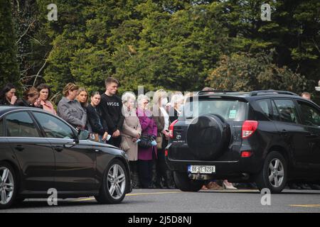 Trauernde nehmen am Freitag an der Beerdigung des jungen GAA-Camogiespielers im Co Galway Teil. Kate Moran, 20, aus dem Dorf Monivea, wurde am Montag beim Spielen für den Arenry Camogie Club tödlich verletzt und starb am Dienstag im Krankenhaus. Stockfoto