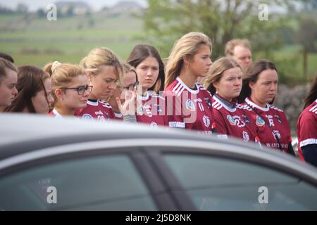 Trauernde nehmen am Freitag an der Beerdigung des jungen GAA-Camogiespielers im Co Galway Teil. Kate Moran, 20, aus dem Dorf Monivea, wurde am Montag beim Spielen für den Arenry Camogie Club tödlich verletzt und starb am Dienstag im Krankenhaus. Stockfoto