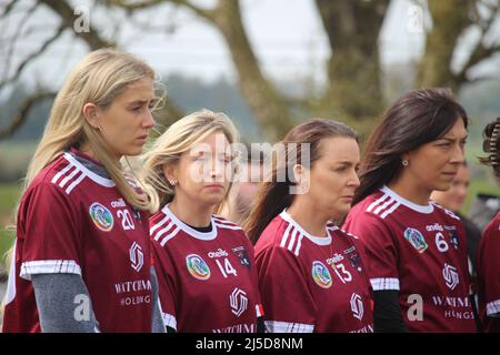 Trauernde nehmen am Freitag an der Beerdigung des jungen GAA-Camogiespielers im Co Galway Teil. Kate Moran, 20, aus dem Dorf Monivea, wurde am Montag beim Spielen für den Arenry Camogie Club tödlich verletzt und starb am Dienstag im Krankenhaus. Stockfoto