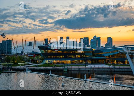 Sonnenuntergang im Osten Londons, einschließlich Canary Wharf, Millennium Dome, Cityhall, London, VEREINIGTES KÖNIGREICH Stockfoto