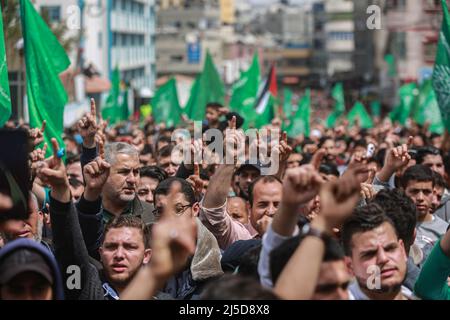 Jabalia, Palästinensische Gebiete. 22. April 2022. Anhänger der palästinensischen islamistischen Bewegung die Hamas nimmt nach dem Ende der wöchentlichen Freitagsgebete an einer Demonstration Teil, um Solidarität mit Palästinensern zu zeigen, die auf dem Gelände des Noblen Heiligtums/Tempelbergs in Jerusalem mit israelischen Sicherheitskräften zusammenprallen. Kredit: Mohammed Talatene/dpa/Alamy Live Nachrichten Stockfoto