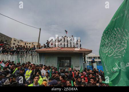 Jabalia, Palästinensische Gebiete. 22. April 2022. Anhänger der palästinensischen islamistischen Bewegung die Hamas nimmt nach dem Ende der wöchentlichen Freitagsgebete an einer Demonstration Teil, um Solidarität mit Palästinensern zu zeigen, die auf dem Gelände des Noblen Heiligtums/Tempelbergs in Jerusalem mit israelischen Sicherheitskräften zusammenprallen. Kredit: Mohammed Talatene/dpa/Alamy Live Nachrichten Stockfoto