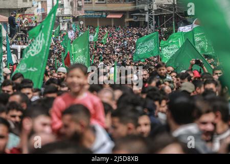 Jabalia, Palästinensische Gebiete. 22. April 2022. Anhänger der palästinensischen islamistischen Bewegung die Hamas nimmt nach dem Ende der wöchentlichen Freitagsgebete an einer Demonstration Teil, um Solidarität mit Palästinensern zu zeigen, die auf dem Gelände des Noblen Heiligtums/Tempelbergs in Jerusalem mit israelischen Sicherheitskräften zusammenprallen. Kredit: Mohammed Talatene/dpa/Alamy Live Nachrichten Stockfoto