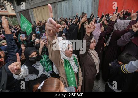 Jabalia, Palästinensische Gebiete. 22. April 2022. Anhänger der palästinensischen islamistischen Bewegung die Hamas nimmt nach dem Ende der wöchentlichen Freitagsgebete an einer Demonstration Teil, um Solidarität mit Palästinensern zu zeigen, die auf dem Gelände des Noblen Heiligtums/Tempelbergs in Jerusalem mit israelischen Sicherheitskräften zusammenprallen. Kredit: Mohammed Talatene/dpa/Alamy Live Nachrichten Stockfoto