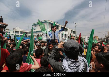 Jabalia, Palästinensische Gebiete. 22. April 2022. Anhänger der palästinensischen islamistischen Bewegung die Hamas nimmt nach dem Ende der wöchentlichen Freitagsgebete an einer Demonstration Teil, um Solidarität mit Palästinensern zu zeigen, die auf dem Gelände des Noblen Heiligtums/Tempelbergs in Jerusalem mit israelischen Sicherheitskräften zusammenprallen. Kredit: Mohammed Talatene/dpa/Alamy Live Nachrichten Stockfoto