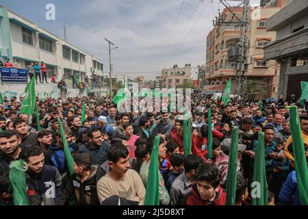 Jabalia, Palästinensische Gebiete. 22. April 2022. Anhänger der palästinensischen islamistischen Bewegung die Hamas nimmt nach dem Ende der wöchentlichen Freitagsgebete an einer Demonstration Teil, um Solidarität mit Palästinensern zu zeigen, die auf dem Gelände des Noblen Heiligtums/Tempelbergs in Jerusalem mit israelischen Sicherheitskräften zusammenprallen. Kredit: Mohammed Talatene/dpa/Alamy Live Nachrichten Stockfoto