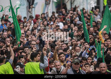 Jabalia, Palästinensische Gebiete. 22. April 2022. Anhänger der palästinensischen islamistischen Bewegung die Hamas nimmt nach dem Ende der wöchentlichen Freitagsgebete an einer Demonstration Teil, um Solidarität mit Palästinensern zu zeigen, die auf dem Gelände des Noblen Heiligtums/Tempelbergs in Jerusalem mit israelischen Sicherheitskräften zusammenprallen. Kredit: Mohammed Talatene/dpa/Alamy Live Nachrichten Stockfoto