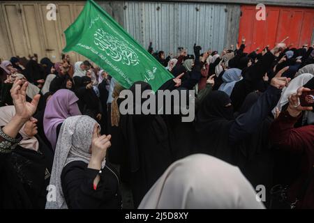 Jabalia, Palästinensische Gebiete. 22. April 2022. Anhänger der palästinensischen islamistischen Bewegung die Hamas nimmt nach dem Ende der wöchentlichen Freitagsgebete an einer Demonstration Teil, um Solidarität mit Palästinensern zu zeigen, die auf dem Gelände des Noblen Heiligtums/Tempelbergs in Jerusalem mit israelischen Sicherheitskräften zusammenprallen. Kredit: Mohammed Talatene/dpa/Alamy Live Nachrichten Stockfoto