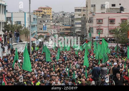 Jabalia, Palästinensische Gebiete. 22. April 2022. Anhänger der palästinensischen islamistischen Bewegung die Hamas nimmt nach dem Ende der wöchentlichen Freitagsgebete an einer Demonstration Teil, um Solidarität mit Palästinensern zu zeigen, die auf dem Gelände des Noblen Heiligtums/Tempelbergs in Jerusalem mit israelischen Sicherheitskräften zusammenprallen. Kredit: Mohammed Talatene/dpa/Alamy Live Nachrichten Stockfoto