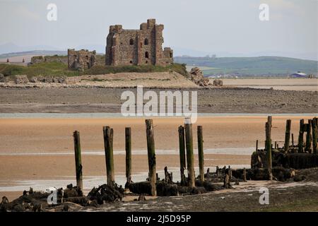 Walney Island, Cumbria, Großbritannien. 22.. April 2022. Wetter in Großbritannien. Trübe Sonne vom South Walney Nature Reserve. Blick von der Cumbrian Coast auf Piel Island auf das Piel Castle. Kredit:greenburn/Alamy Live Nachrichten. Stockfoto