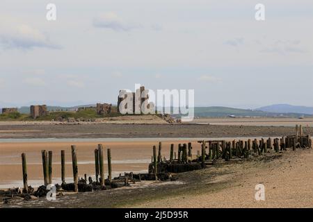 Walney Island, Cumbria, Großbritannien. 22.. April 2022. Wetter in Großbritannien. Trübe Sonne vom South Walney Nature Reserve. Blick von der Cumbrian Coast auf Piel Island auf das Piel Castle. Kredit:greenburn/Alamy Live Nachrichten. Stockfoto