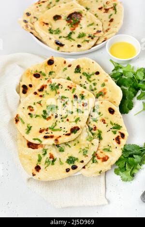 Hausgemachtes indisches Naan-Brot auf hellem Hintergrund Stockfoto