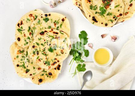 Indisches Naan-Brot über hellem Hintergrund. Draufsicht, flach liegend Stockfoto