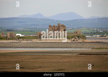 Walney Island, Cumbria, Großbritannien. 22.. April 2022. Wetter in Großbritannien. Trübe Sonne vom South Walney Nature Reserve. Blick von der Cumbrian Coast auf Piel Island auf das Piel Castle. Kredit:greenburn/Alamy Live Nachrichten. Stockfoto