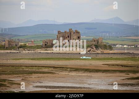 Walney Island, Cumbria, Großbritannien. 22.. April 2022. Wetter in Großbritannien. Trübe Sonne vom South Walney Nature Reserve. Blick von der Cumbrian Coast auf Piel Island auf das Piel Castle. Kredit:greenburn/Alamy Live Nachrichten. Stockfoto