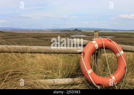 Walney Island, Cumbria, Großbritannien. 22.. April 2022. Wetter in Großbritannien. Trübe Sonne vom South Walney Nature Reserve. Blick von der Cumbrian Coast auf Piel Island auf das Piel Castle. Kredit:greenburn/Alamy Live Nachrichten. Stockfoto