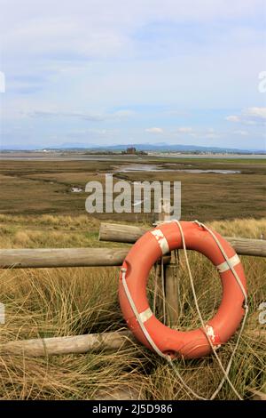 Walney Island, Cumbria, Großbritannien. 22.. April 2022. Wetter in Großbritannien. Trübe Sonne vom South Walney Nature Reserve. Blick von der Cumbrian Coast auf Piel Island auf das Piel Castle. Kredit:greenburn/Alamy Live Nachrichten. Stockfoto